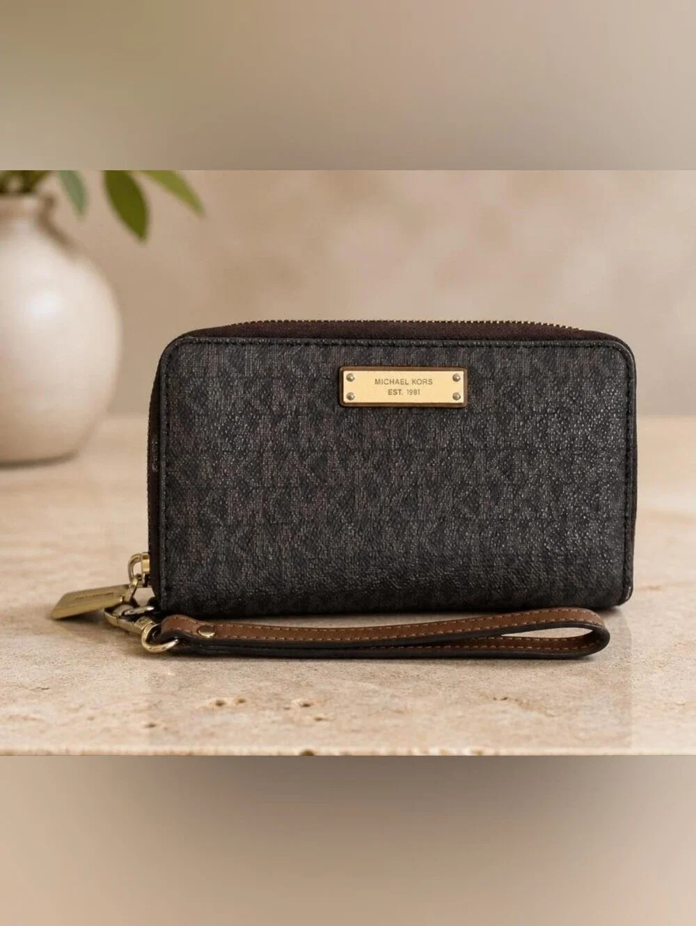 Michael Kors Women's Jet Set Travel Multifunction Phone Case Brown